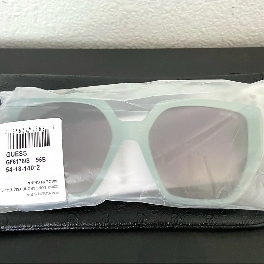 NEW GUESS 54mm Butterfly Gradient Sunglasses
